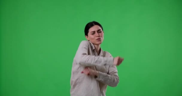 Беззаботная Энергичная Женщина Кавказской Национальности Свободно Танцует Зеленом Экране Сумасшедшие — стоковое видео
