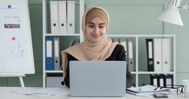 Młoda Arabska Bizneswoman Ubrana Hidżab Siedzi Biurkiem Pisze Laptopie Krótkiej — Wideo stockowe