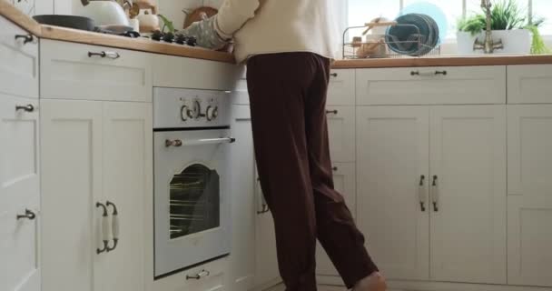 Schwangere Kaukasierin Steht Der Küche Und Bereitet Eine Köstliche Mahlzeit — Stockvideo