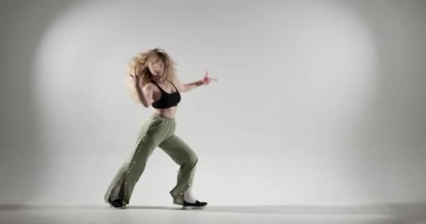 Lockige Kaukasische Tänzerin Auf Weißem Hintergrund Während Sie Ihre Jazz — Stockvideo