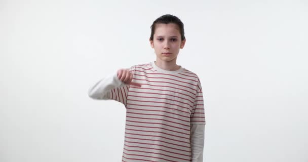 Ein Junge Schulalter Steht Auf Weißem Hintergrund Und Zeigt Eine — Stockvideo