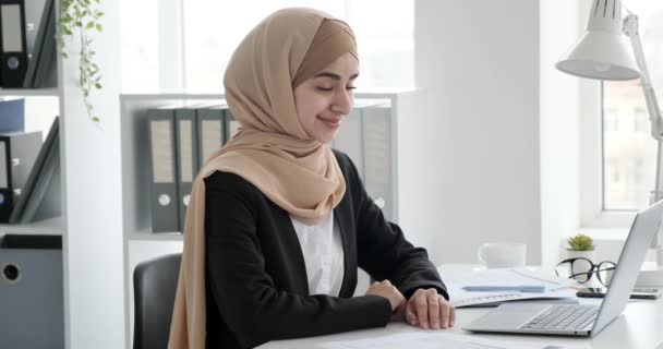 Pewna Siebie Arabska Bizneswoman Siedząca Biurkiem Biurze Sobie Hidżab Czarną — Wideo stockowe