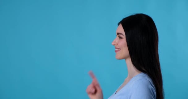 Büyük Bir Gülümsemeye Sahip Beyaz Kadın Mavi Arka Planda Dururken — Stok video