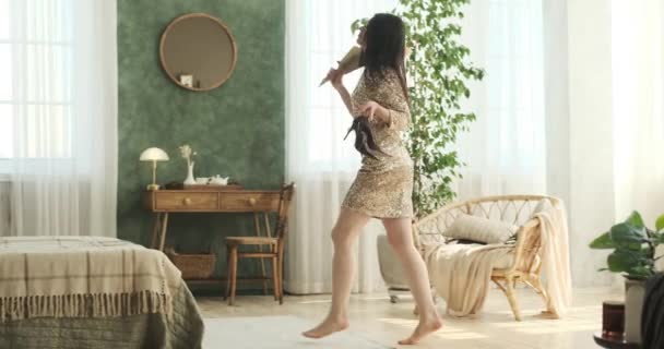 Egy Gyönyörű Estélyi Ruhában Díszített Kaukázusi Bemegy Hálószobába Reggel Egy — Stock videók