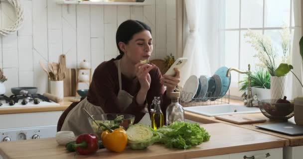 Beautiful Caucasian Woman Kitchen Apron Joyfully Enjoys Fresh Salad Table — Stock Video