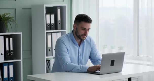 Hombre Negocios Caucásico Enfocado Sentado Oficina Escribiendo Computadora Portátil Con — Vídeo de stock