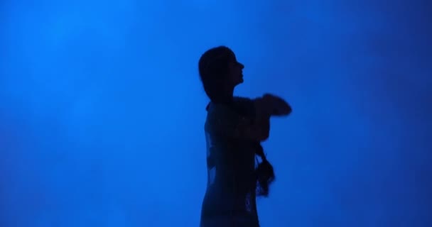 Sylwetka Utalentowanej Młodej Indyjskiej Tancerki Jest Uchwycona Oszałamiających Szczegółach Gdy — Wideo stockowe