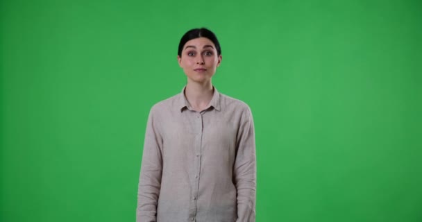 Blanke Vrouw Groene Achtergrond Die Naar Camera Kijkt Plotseling Ziet — Stockvideo