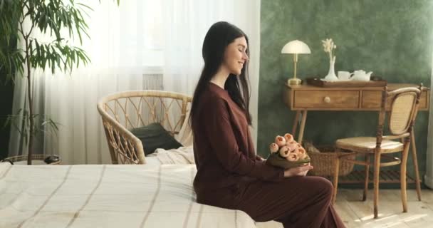 Egy Derűs Fehér Kényelmes Pizsamában Belép Hálószobájába Egy Csokor Virággal — Stock videók