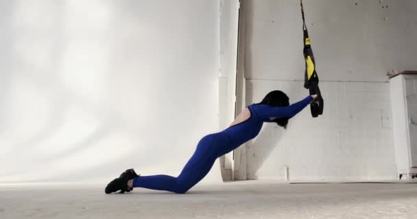 Mavi Spor Tulumlu Atletik Ayakkabılı Beyaz Fit Bir Kadın Elinde — Stok video