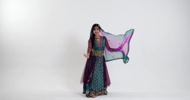Utalentowana Tancerka Bharatanatyam Pokazuje Swoje Umiejętności Wdzięcznymi Ruchami Skomplikowanymi Gestami — Wideo stockowe