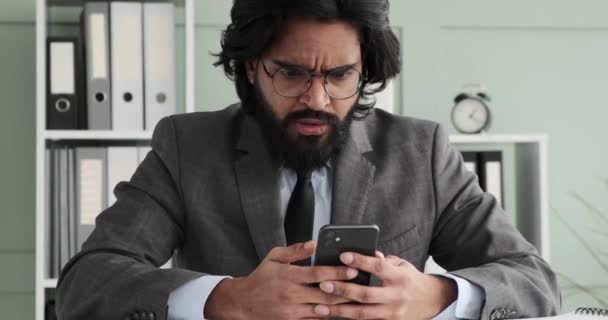 Індійський Бізнесмен Окулярах Костюм Краваткою Сидять Його Столом Надсилаючи Смс — стокове відео