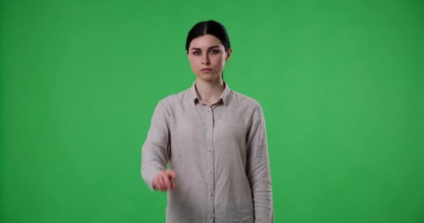 白人妇女通过摇动手指表示不赞成 她的肢体语言和手势传达了明确的反对和不情愿的信息 — 图库视频影像