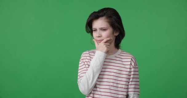 Tânăr Elev Stă Ecran Verde Arată Pensiv Mâna Bărbie Dintr — Videoclip de stoc
