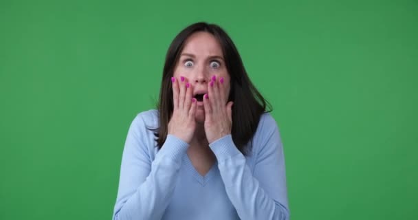 Una Mujer Caucásica Para Una Pantalla Verde Mirando Cámara Repente — Vídeo de stock