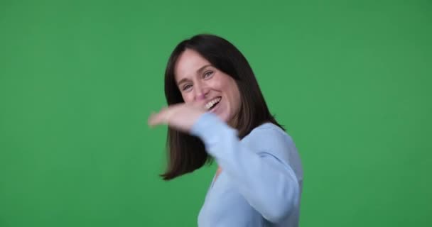 Caucasian Woman Standing Green Chroma Key Background Waving Her Hand — Stock Video