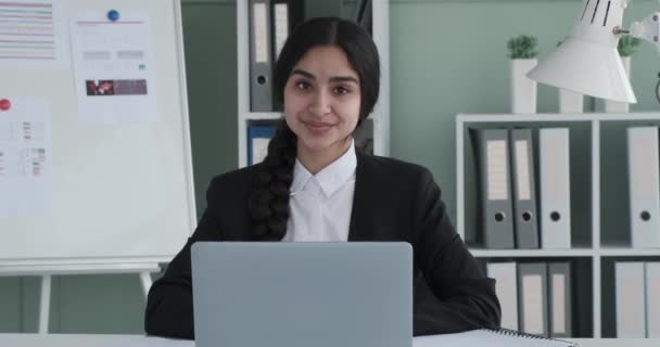 Profesjonalna Indyjska Bizneswoman Siedzi Przy Biurku Biurze Korporacyjnym Patrząc Prosto — Wideo stockowe