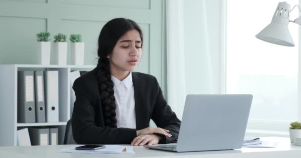 Mladá Indická Žena Sedící Stolem Kanceláři Odráží Pocit Nudy Nespokojenosti — Stock video