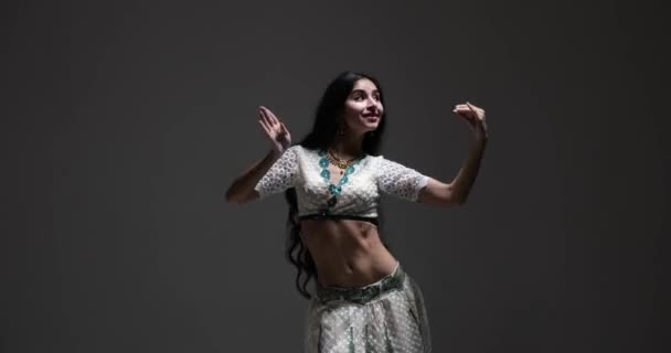 Doświadczenie Piękna Wdzięku Indyjskiego Tańca Jak Ten Utalentowany Tancerz Białym — Wideo stockowe