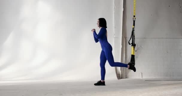 Kobieta Stroju Fitness Używa Liny Fitness Wykonywania Jednonogich Przysiadów Rękami — Wideo stockowe