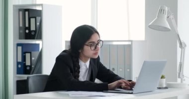 Hintli iş kadını yorgunluk ve aşırı çalışma saatlerini yavaş yavaş hisseder, kendini uyku dürtüsüne teslim olurken bulur, yavaş yavaş masasına yaslanır, ta ki iş yerinde uykuya dalana kadar..