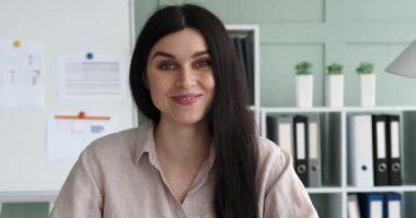 Kendine güvenen performansıyla etkileyici bir kadın lider. Şirketinde işlerin nasıl yapıldığından ve nasıl başarıya ulaştıklarından bahsediyor. Doğruca kameraya bakıyor ve gülüşü bulaşıcı..