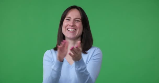 Glad Vit Kvinna Som Står Mot Grön Skärm Bakgrund Tittar — Stockvideo