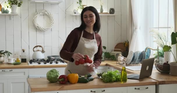 Kaukasische Frau Kochschürze Steht Der Küche Neben Dem Tisch Beobachten — Stockvideo