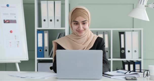 Młoda Arabska Bizneswoman Wdziękiem Zdobiona Hidżabem Promieniująca Pozytywnością Pewnością Siebie — Wideo stockowe