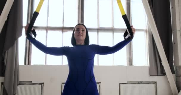Kvinna Träningskläder Gör Pull Ups Samtidigt Som Armarna Sprids Isär — Stockvideo