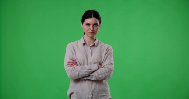 積極的かつ激怒した女性は 彼女の強烈な不満を表示しながら カメラで叫んで 緑の画面の背景に立っている 彼女はフラストレーションの深さを示す — ストック動画
