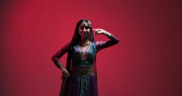 Indiase Dans Door Een Jonge Vrouw Gekleed Een Saree Met — Stockvideo