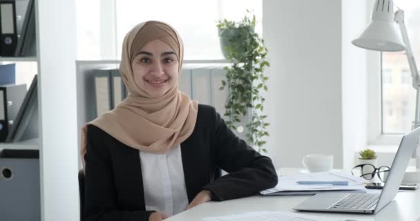 Młoda Arabska Bizneswoman Ubrana Hidżab Promieniująca Pozytywnością Pewnością Siebie Szerokim — Wideo stockowe