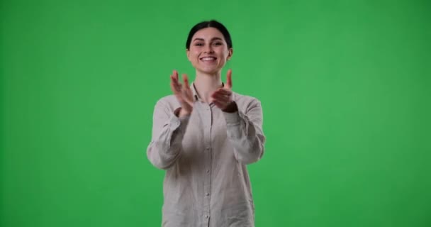 Yeşil Ekranda Duran Neşeli Beyaz Bir Kadın Coşkuyla Ellerini Çırpıyor — Stok video
