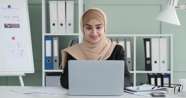 Arabska Bizneswoman Ubrana Hidżab Promieniuje Optymizmem Determinacją Pisze Laptopie Kiedy — Wideo stockowe
