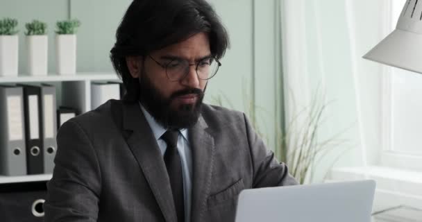 양복을 넥타이를 직업적 남자들은 노트북으로 부지런 일하는 사무실에서 서류를 조사한다 — 비디오