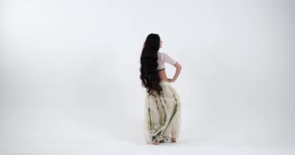 白いサリーを身につけ インドの若い女性の感情的な伝統舞踊は 深い感情を伝え 独自の自己表現として機能するダンスの強力なショーケースです — ストック動画