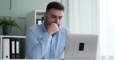 Kafkas işadamı ofisinde oturmuş, bilgisayarını yazıyor ve üretken çalışıyor. O olumlu bir ruh hali içinde, bilgisayarına özenle yazı yazıyor ve işinde ilerleme kaydediyor..