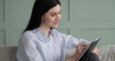 Kanepede oturan beyaz bir kadının portresi, kalemle not defterine notlar yazarken düşüncelere dalmış. Düşünceli ve hayalperest bir ifadesi var. Sanki kendi dünyasında kaybolmuş gibi..