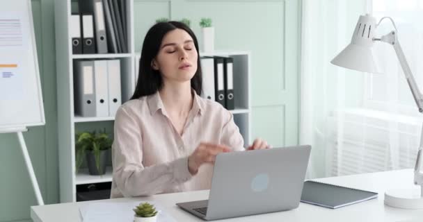 Бизнесмен Рубашке Сидит Столом Офисе Печатает Ноутбуке Выглядит Уставшей Сонной — стоковое видео