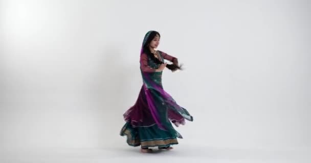Obejrzyj Hipnotyzujący Indyjski Taniec Młodej Kobiety Ubranej Pięknie Ułożone Sari — Wideo stockowe