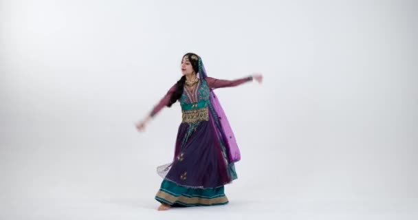 Urzekający Występ Tańca Indyjskiego Jako Młoda Kobieta Ubrana Wspaniałe Sari — Wideo stockowe