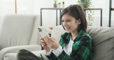 Genç çocuk kanepede oturuyor, cep telefonuyla video oyunu oynamaya kendini kaptırmış. Becerikli hamlelerle, önüne çıkan zorlukları yenerek muzaffer bir sonuç elde ediyor..