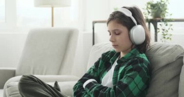 Kanepede oturan genç beyaz bir çocuğun yüzü hüzün ile boyanmıştı. Kulaklıklarıyla müzik dinlerken, tavırlarında bir bıkkınlık ve melankoli hissedebilirsiniz..