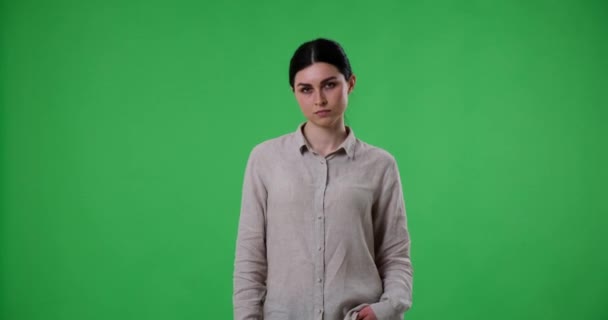 Розчарована Жінка Кавказької Національності Стоїть Зеленому Фоні Екрану Хитає Головою — стокове відео