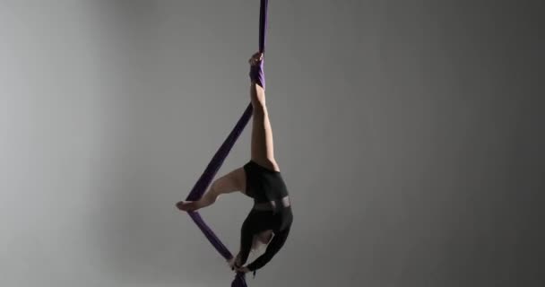 Kendine Güvenen Beyaz Dansçı Akrobatik Sanatını Gösteren Karanlık Bir Stüdyoda — Stok video