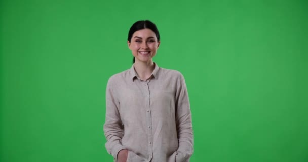 Kaukasische Frau Steht Auf Einem Grünen Bildschirmhintergrund Und Zeigt Mit — Stockvideo