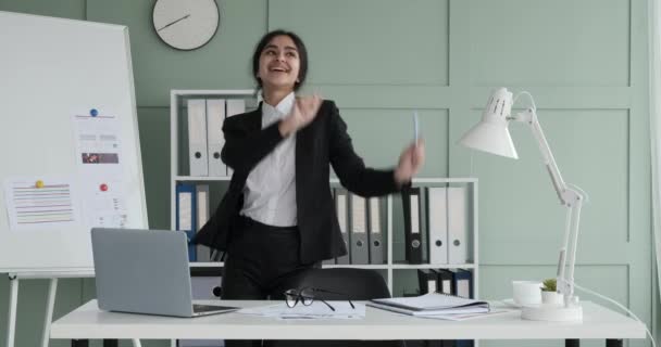 Ofis Masasının Yanında Coşkuyla Dans Eden Hintli Kadın Pozitif Enerji — Stok video