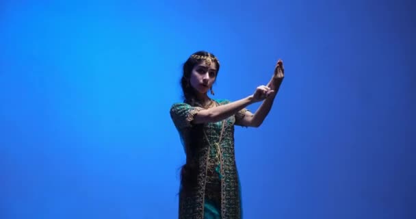 インド古典民族衣装 に身を包んだ陽気な若い女性による インド古典舞踊の楽しさと見事な振付をお楽しみください — ストック動画