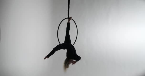 Skilled Caucasian Acrobat Elegance Precision She Weaves Air Aerial Hoop — Stock Video